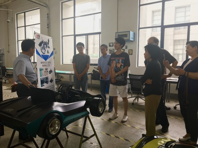 公司党委副书记郑家茂老师与员工创业公司负责人交流